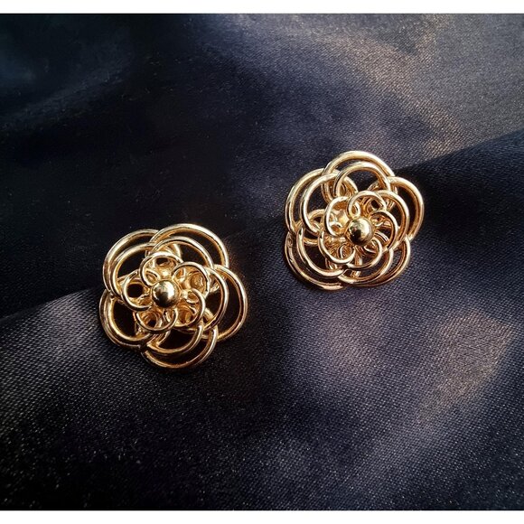 Vintage Crown TRIFARI Signed Clip On Celtic Knot Flower Gold Toned Earrings - Picture 3 of 7